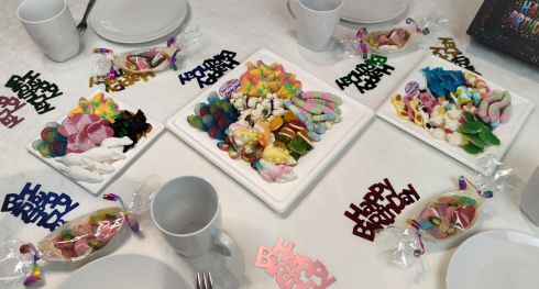 Eine tolle Tischdeko darf bei keinem Kindergeburtstag fehlen. Unsere Süßigkeitenplatten sehen nicht nur schick aus sondern schmecken auch noch. Die passenden Mitgebsel und Gastgeschenke finden Sie natürlich ebenfalls bei uns.